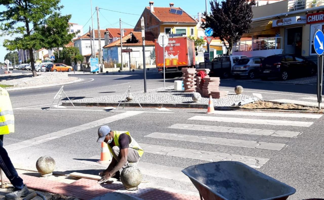 Rebaixamento do pavimento, junto às passadeiras da Rua Marquês de Pombal no Cacém. 