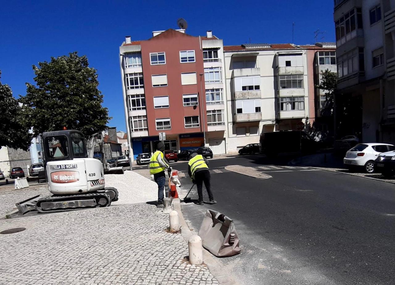 Obras de requalificação e pavimentação da Rua de Vale Mourão no Cacém
