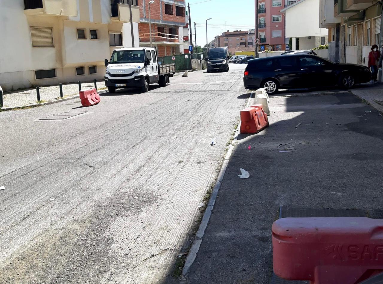 Obras de requalificação e pavimentação da Rua de Vale Mourão no Cacém