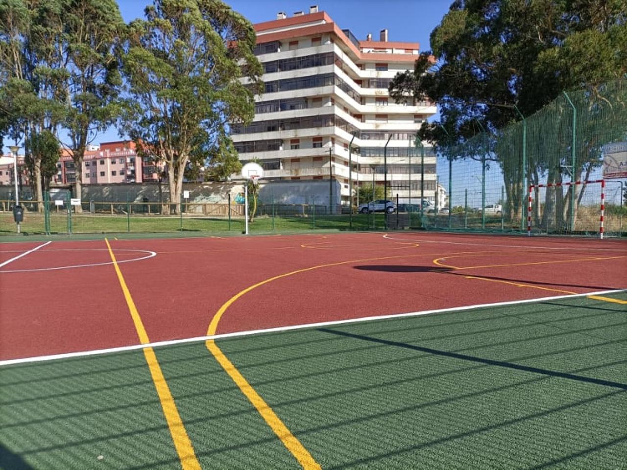 A Freguesia tem um novo campo para a prática de basquetebol ao ar livre