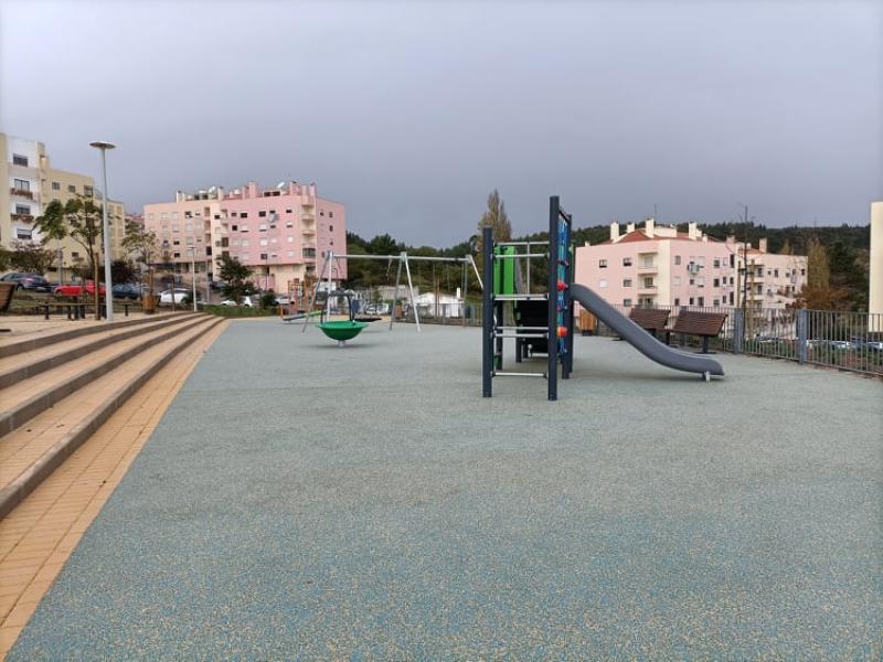 Há um novo Parque Infantil em Vale Eureka, na Rua das Colegiadas.