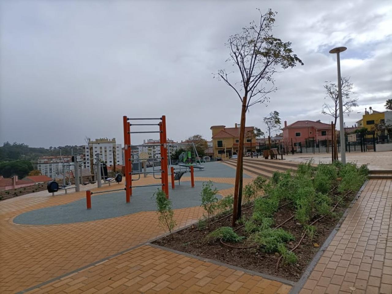 Há um novo Parque Infantil em Vale Eureka, na Rua das Colegiadas.