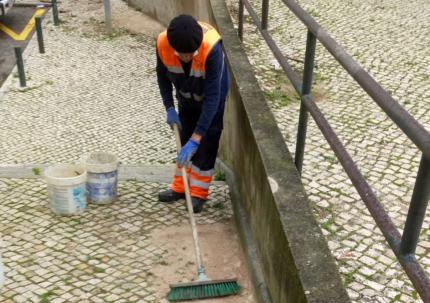 Manutenção das calçadas nos passeios pedonais das ruas da freguesia