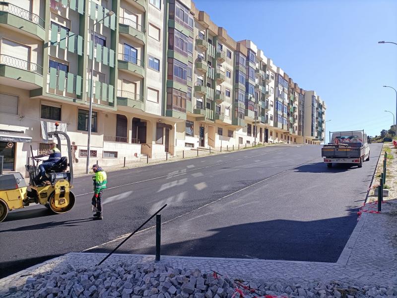 Trabalhos de beneficiação do pavimento rodoviário na Praça Cidade de Omura, na Rua Cidade de Setúbal e na Rua Cidade de Almada