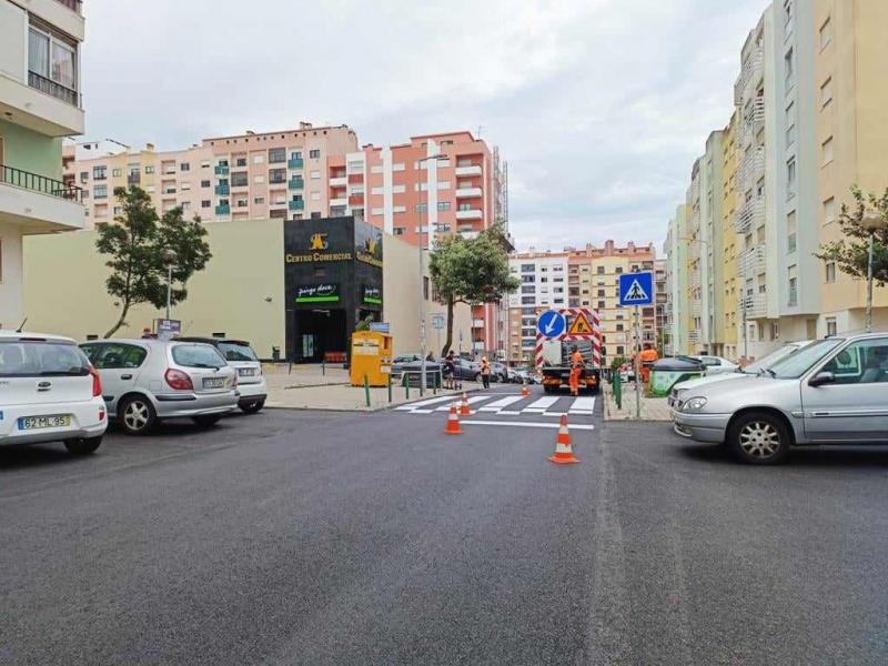 Pintura de passadeiras e sinalização horizontal nas vias na freguesia 