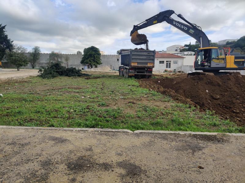 Construção de novos talhões de sepulturas perpétuas no Cemitério de Agualva-Cacém.