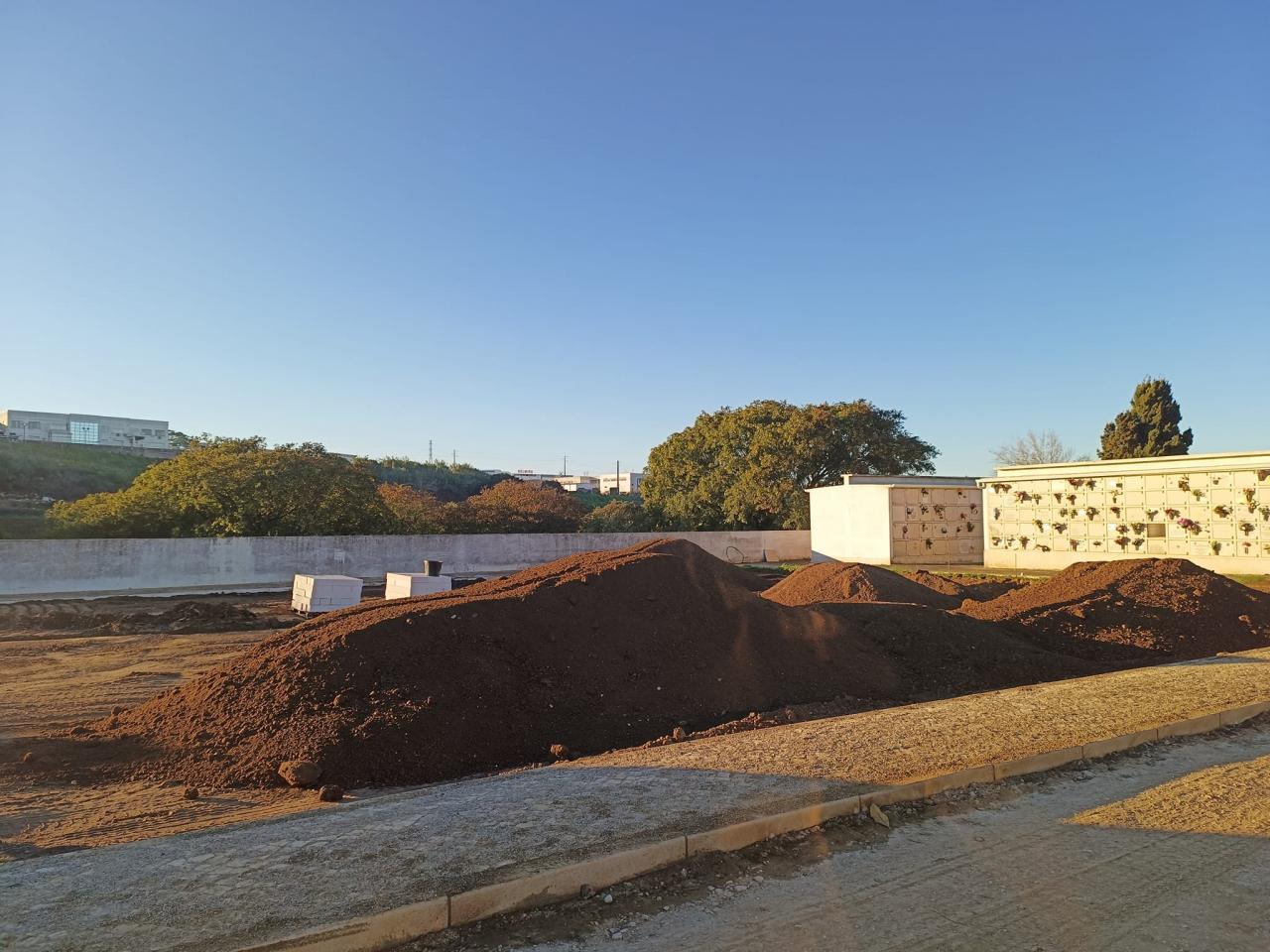 Construção de novos talhões de sepulturas perpétuas no Cemitério de Agualva-Cacém.