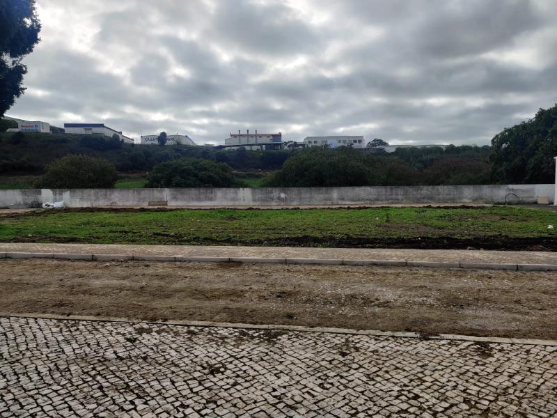 Construção de novos talhões de sepulturas perpétuas no Cemitério de Agualva-Cacém.