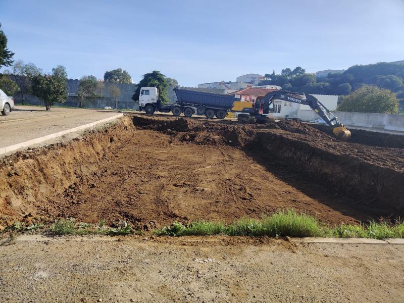 Construção de novos talhões de sepulturas perpétuas no Cemitério de Agualva-Cacém.