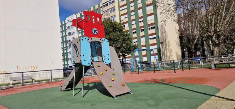 Limpeza e remoção das pinturas dos diversos equipamentos grafitados - Parque Infantil Rua Elias Garcia