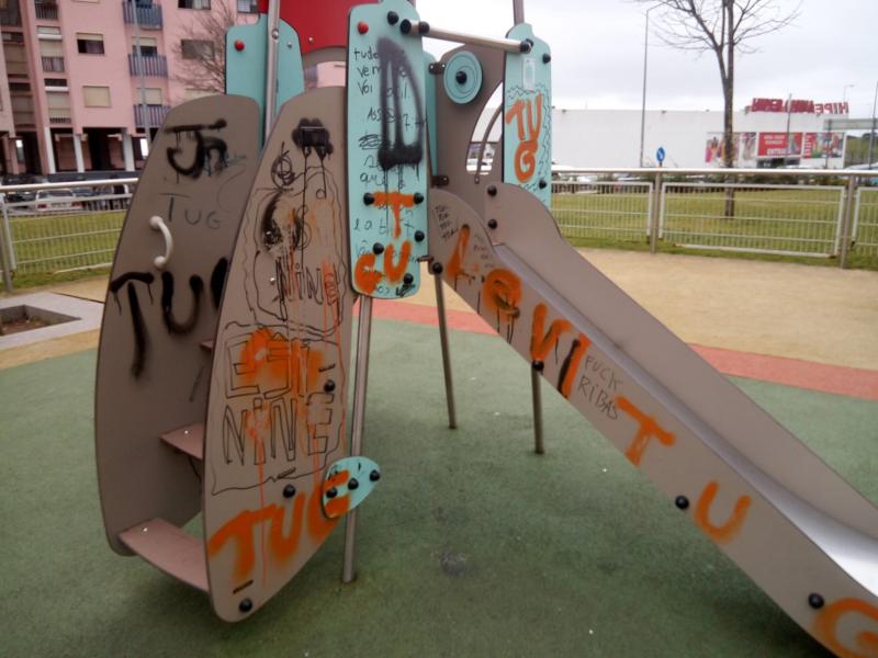 Espaço Público | Parque Infantil Vandalizado 