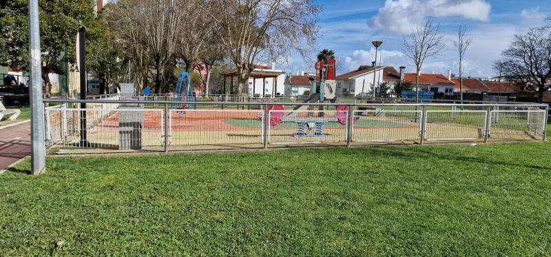 Limpeza e remoção das pinturas dos diversos equipamentos grafitados - Parque Infantil Rua Elias Garcia