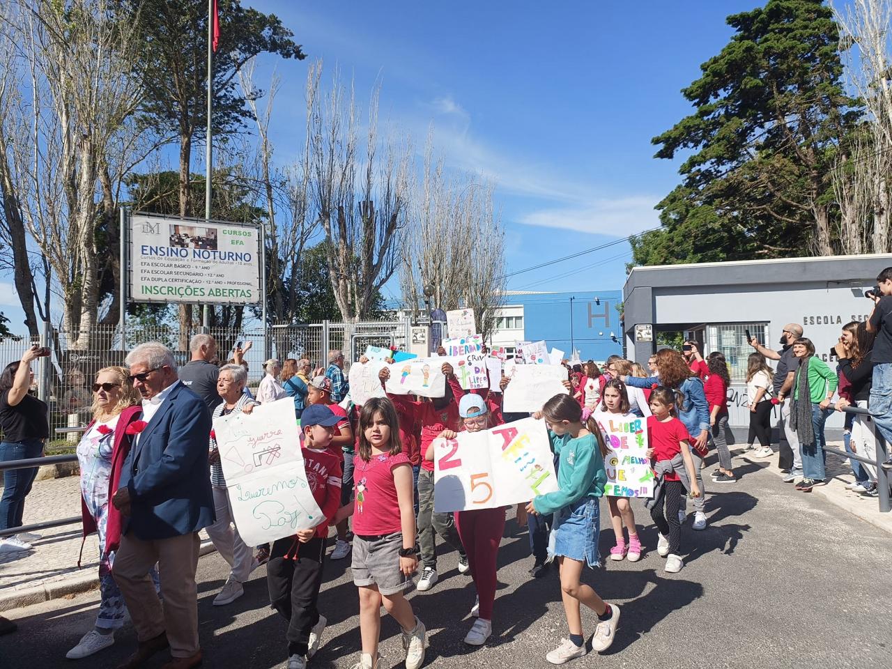 A Marcha "Estudantes com abril" - Agrupamento de Escolas D. Maria II