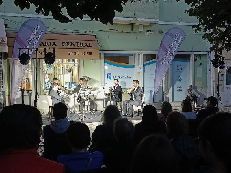 Concerto do HomeBrass Quintet no Largo D. Maria II, no Cacém.