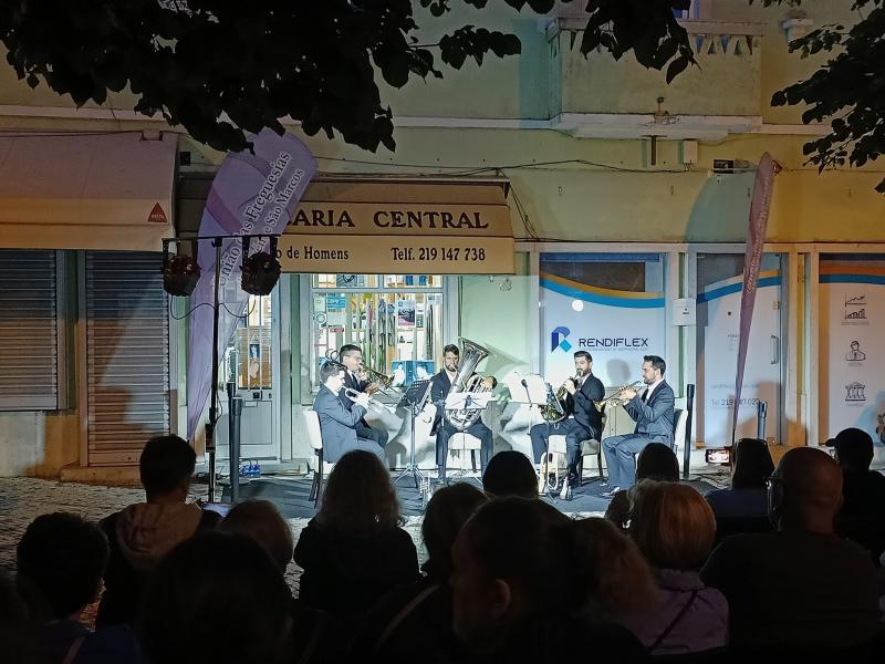 Concerto do HomeBrass Quintet no Largo D. Maria II, no Cacém.