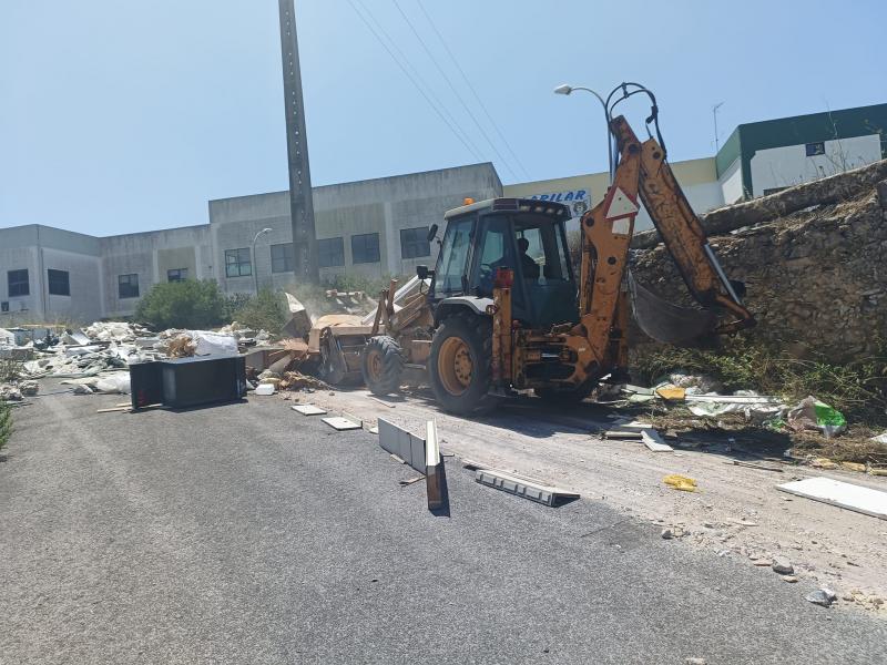 Operação de recolha de resíduos na Estrada das Ligeiras