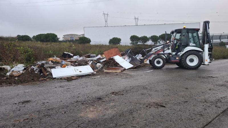 Operação de recolha de resíduos na Rua Marciano Tomaz da Costa e Estrada das Ligeiras