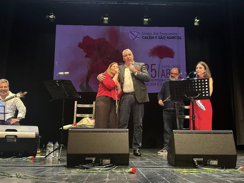 Que noite bonita nas comemorações do 25 de Abril!