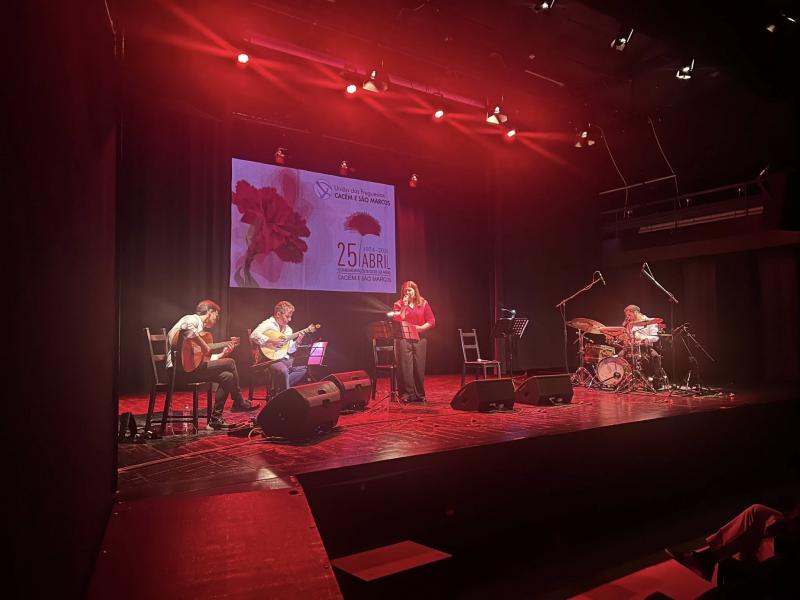 Que noite bonita nas comemorações do 25 de Abril!