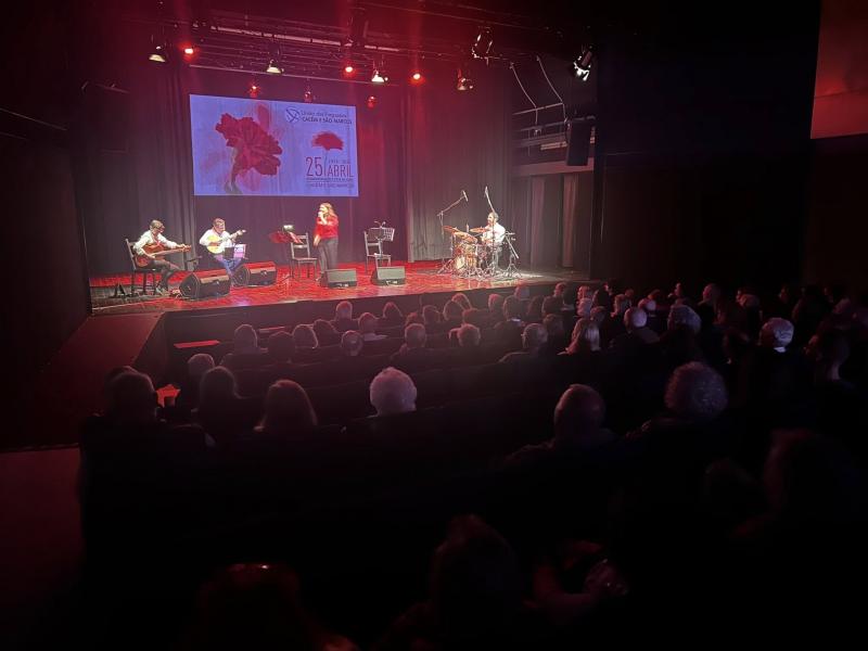 Que noite bonita nas comemorações do 25 de Abril!