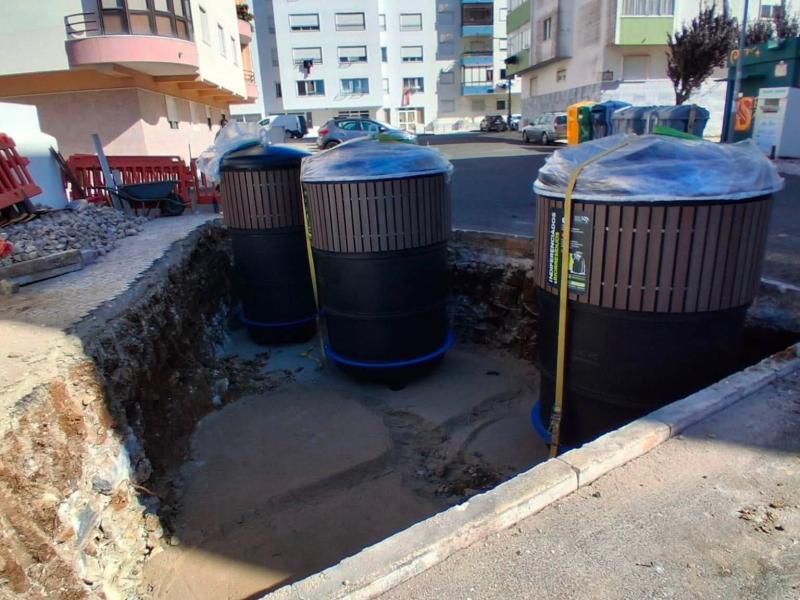 Novos moloks na Rua Circular Rainha Santa Isabel, Cacém Novos moloks na Rua Circular Rainha Santa Isabel, Cacém