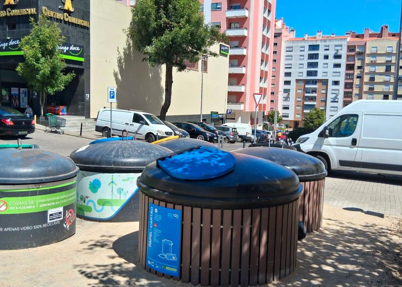 Novos contentores lixo semi-enterrados(moloks) na Rua Cidade de Belo Horizonte, em São Marcos