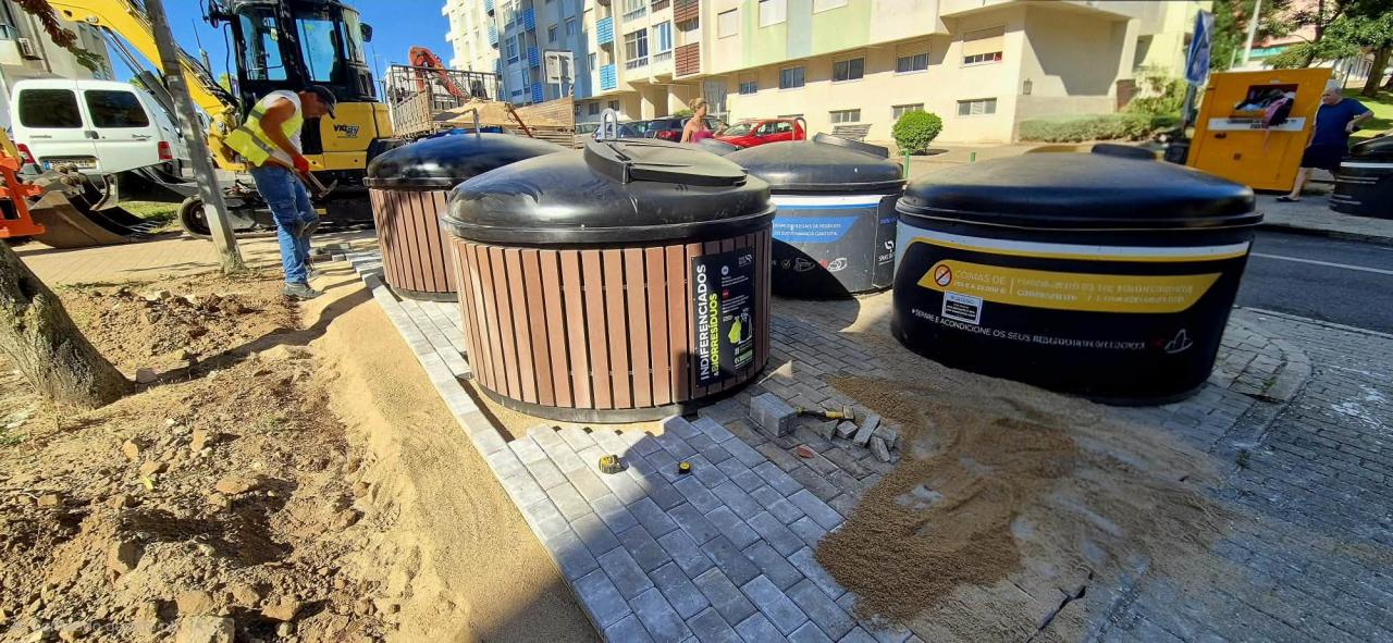 Novos contentores lixo semi-enterrados(moloks) na Rua Cidade de Belo Horizonte, em São Marcos