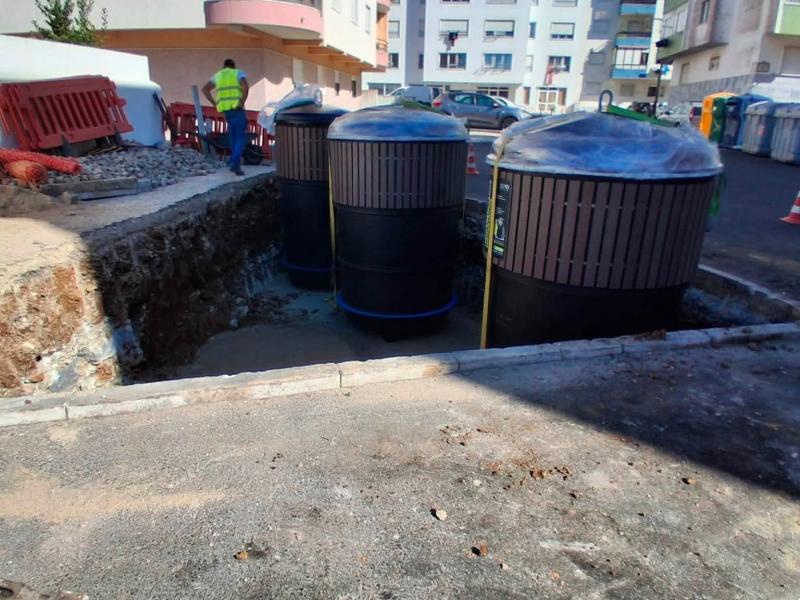 Novos moloks na Rua Circular Rainha Santa Isabel, Cacém Novos moloks na Rua Circular Rainha Santa Isabel, Cacém