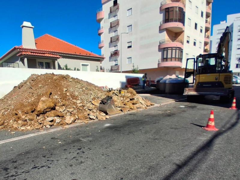 Novos moloks na Rua Circular Rainha Santa Isabel, Cacém Novos moloks na Rua Circular Rainha Santa Isabel, Cacém