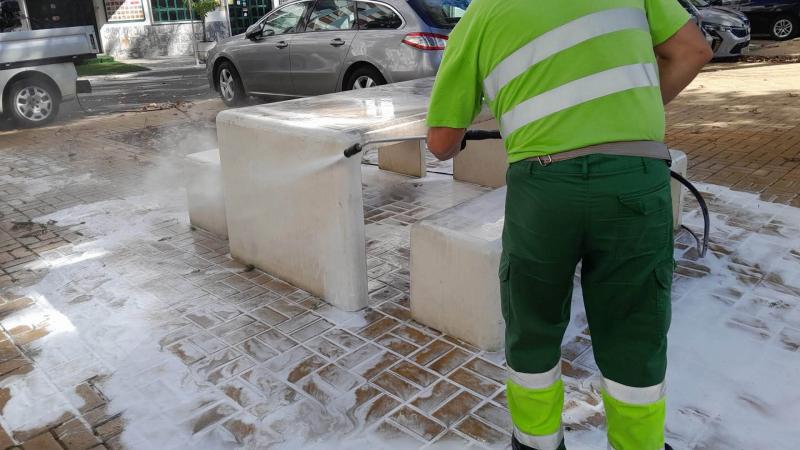 Lavagem e limpeza dos bancos de pedra no Largo Gama Barros, Cacém.
